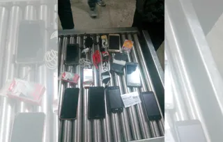 Imagem ilustrativa da imagem Agentes impedem entrada de ‘kit celular’ no cadeião
