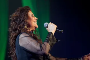 Joanna – uma das maiores vozes do país – confirmou show no Teatro Marista