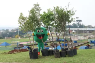 Secretaria deu andamento ao projeto de arborização nas áreas que compõem o Parque Linear para celebrar a data; local já conta com 263 árvores

