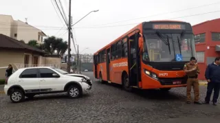 Imagem ilustrativa da imagem Automóvel colide com ônibus na Ronda
