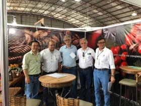 José Ryoti (agrônomo da CAPAL), Claudinei Vieira (gerente das unidades da Capal), Norberto Ortigara (secretário de Agricultura do Paraná), Mário Ferri (supervisor da Agência de Defesa Agropecuária do Paraná) e Fernando Vieira (chefe Núcleo Regional da Secretaria)