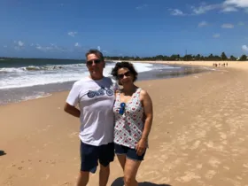 TRIP - Luciano Vargas, ex-reitor da UEPG, ao lado da sua esposa Vânia Vargas, está comemorando a sua aposentadoria em viagem à Bahia.
