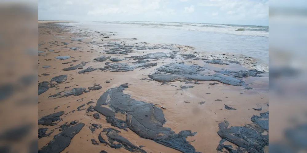 Análises do Centro de Pesquisas da Petrobras atestaram que o óleo cru que polui praias de diversos estados do Nordeste desde setembro não é produzido no Brasil