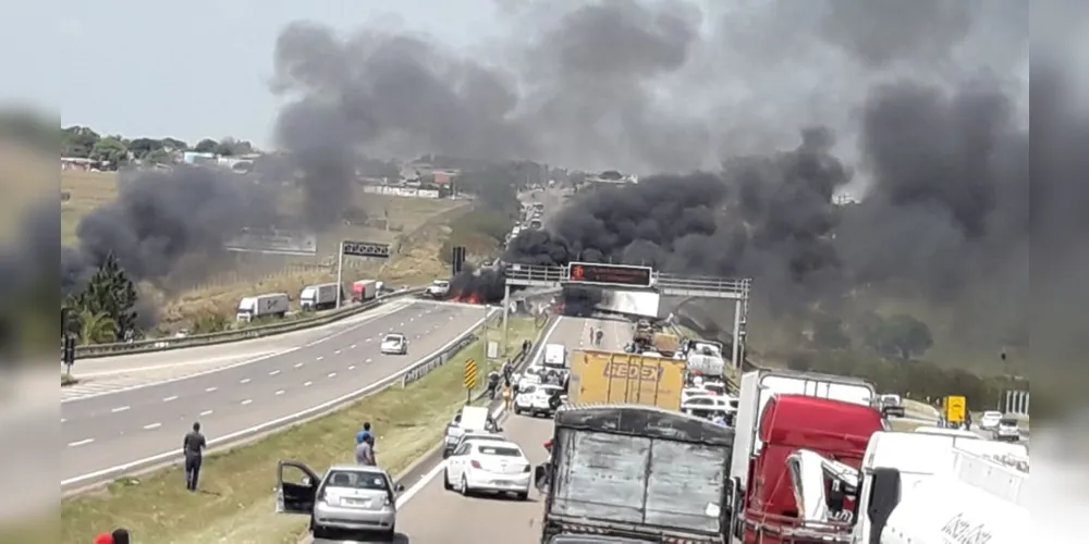 Segundo a PF, os suspeitos incendiaram duas carretas para fechar os dois sentidos da rodovia Santos Dumont em São Paulo