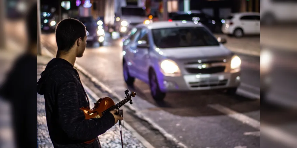 Imagem ilustrativa da imagem Violinista ganha a vida tocando nos semáforos de PG