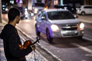 Imagem ilustrativa da imagem Violinista ganha a vida tocando nos semáforos de PG