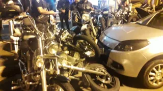 Imagem ilustrativa da imagem Carro bate contra motos estacionadas em Uvaranas