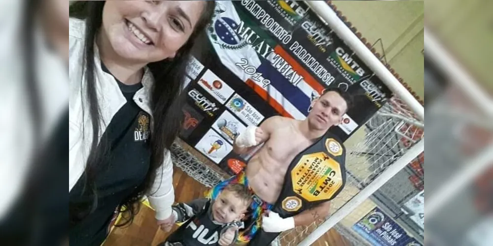 O campeão ao lado da esposa Letícia e do filho Luiz