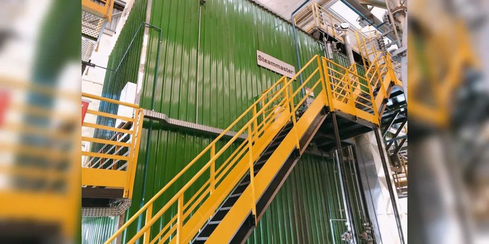 Caldeira de biomassa gera energia renovável para toda a produção da planta