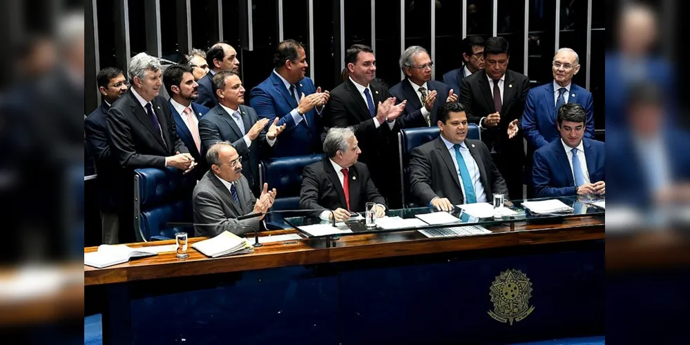 O ministro da Economia, Paulo Guedes, e a bancada governista junto à Mesa; o presidente do Senado, Davi Alcolumbre, anunciou o resultado: 60 a 19 votos