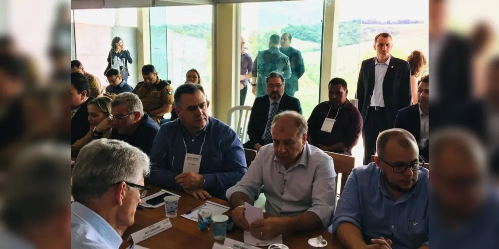 Secretário atendeu demandas de vários prefeitos da região durante passagem por Ponta Grossa