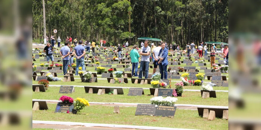 Na Igreja da Ressurreição Cemitério Parque Jardim Paraíso, administrado pela Diocese de Ponta Grossa, estão sepultadas pouco mais de nove mil pessoas. 