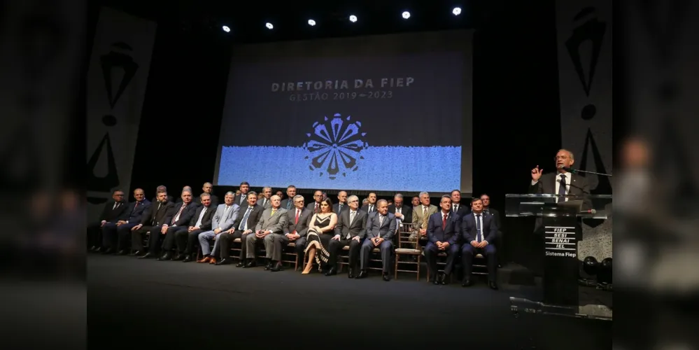 O presidente Carlos Valter discursa junto com a nova diretoria da Fiep