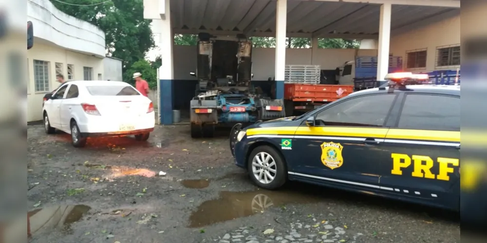 Veículo foi abandonado em pátio de empresa na região do Borato