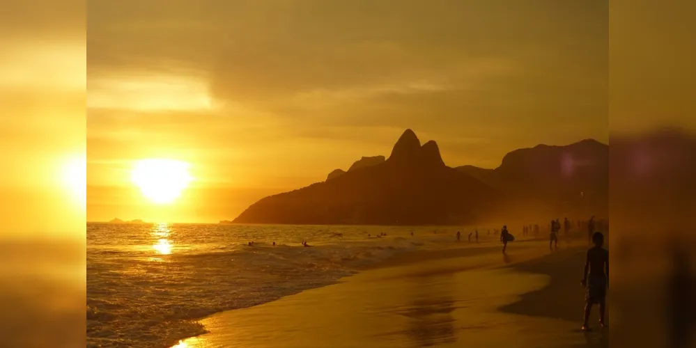 Praia de Ipanema, no Rio de Janeiro, com um exuberante pôr do sol