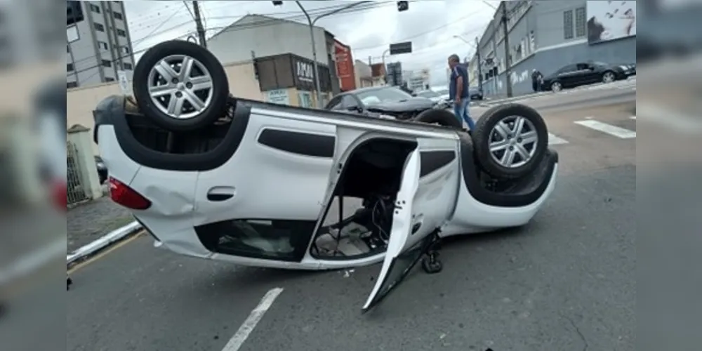 Acidente aconteceu no cruzamento das ruas Coronel Bitencourt e Barão do Cerro Azul, região central de Ponta Grossa