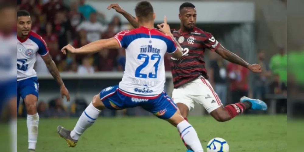 Aos gritos de 'É campeão!', Flamengo vira sobre o Bahia e abre 10 pontos na liderança do Brasileiro