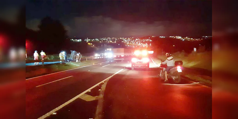 Acidente aconteceu na noite deste domingo próximo ao viaduto do Santa Paula, em Ponta Grossa
