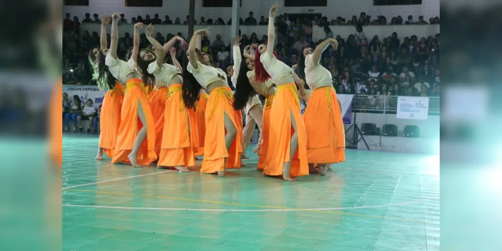Após a cerimônia de abertura foi a vez da apresentação de dança com grupos de várias escolas