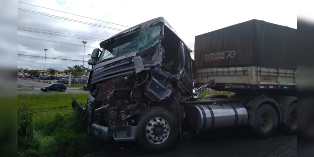 Imagem ilustrativa da imagem Acidente com três caminhões deixa dois feridos em Curitiba