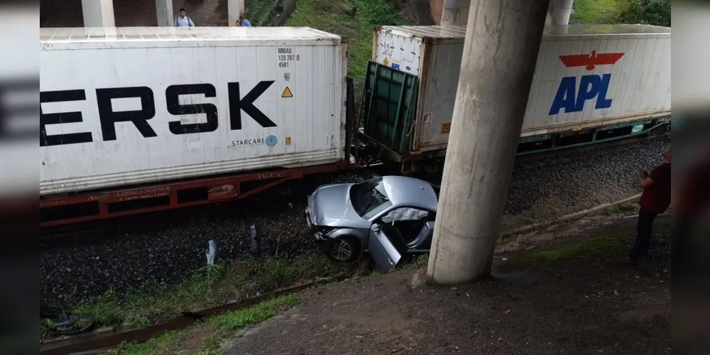 Imagem ilustrativa da imagem Em PG, carro cai de viaduto e é atingido por trem