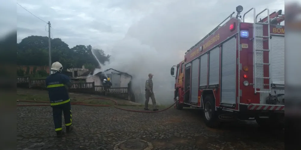 As chamas se espalharam pelo imóvel rapidamente ocasionando muita fumaça e assustou os vizinhos. 