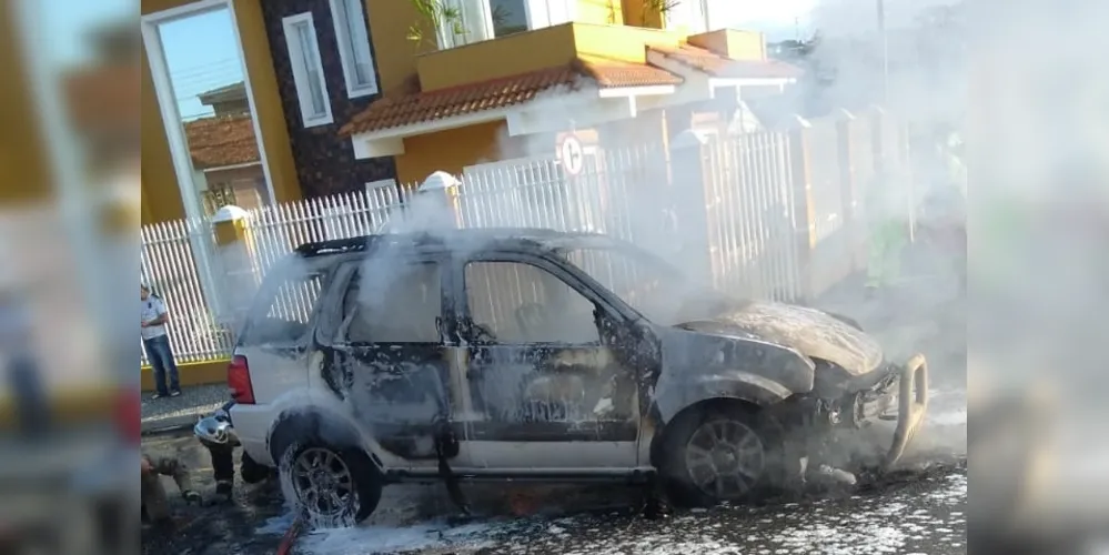 O incêndio aconteceu nesta sexta-feira na Palmeirinha, região da Nova Rússia