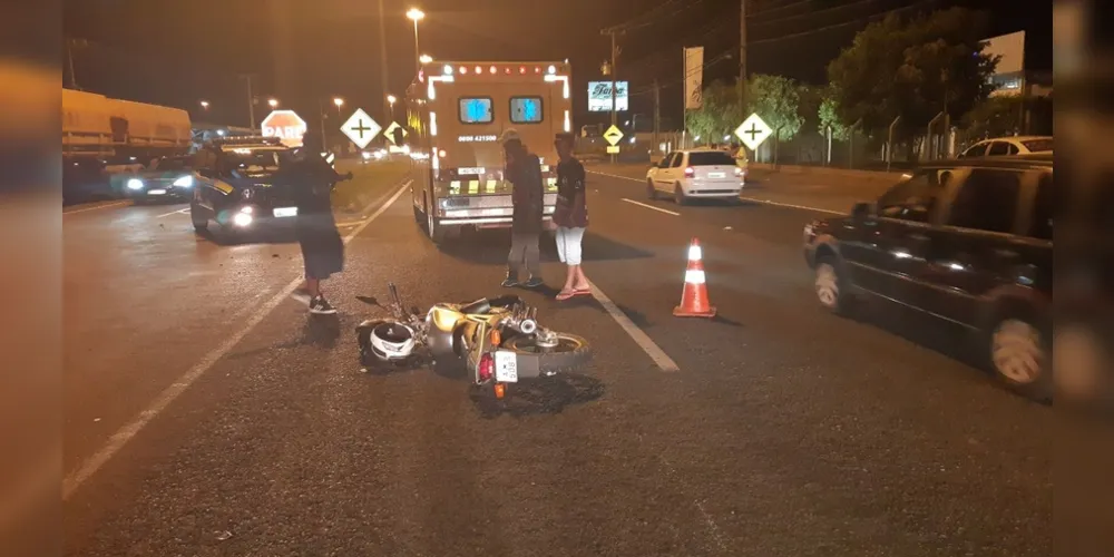 Inconsciente, piloto da moto foi levado ao HU com risco de morrer