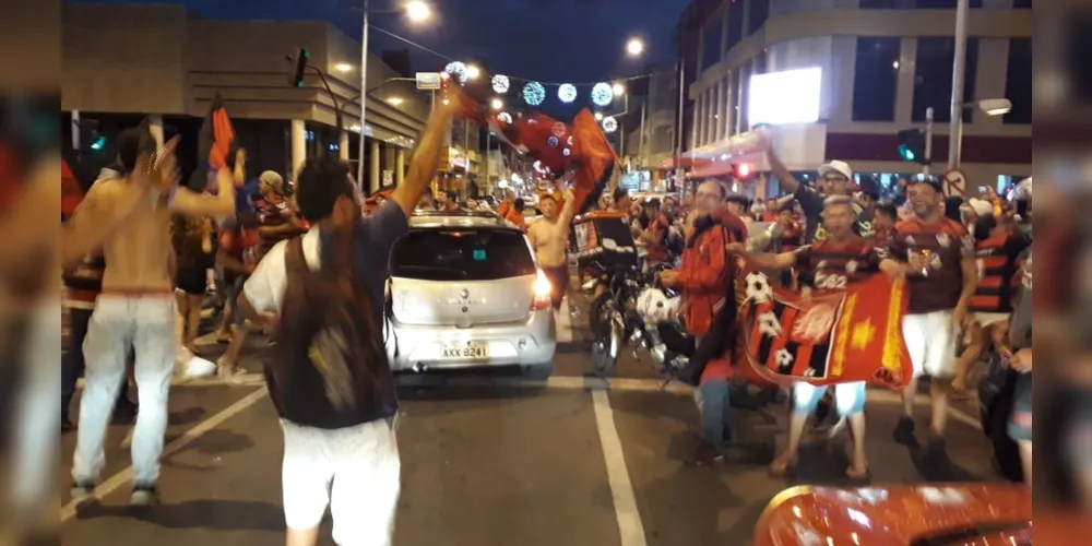 Dezena de torcedores invadiram a Avenida Vicente Machado para comemorar o bicampeonato ao rubro-negro carioca