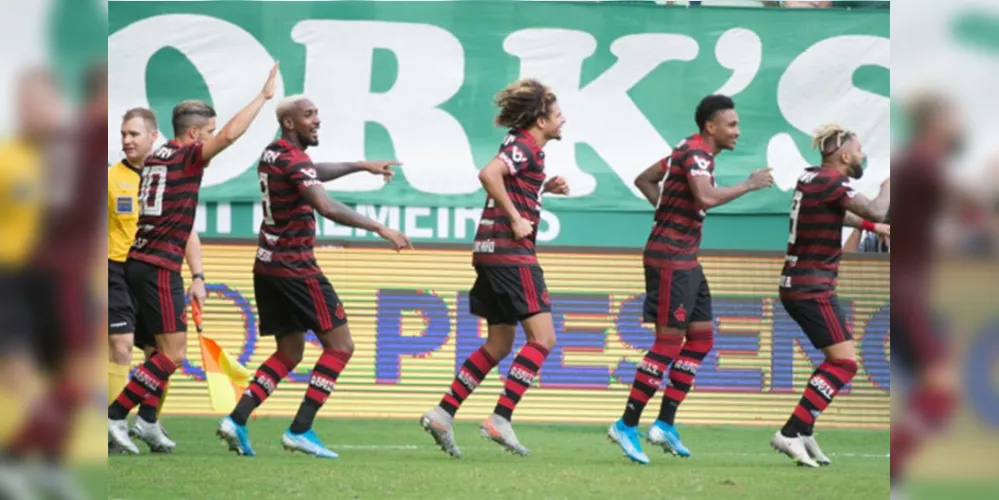 Rubro-negro venceu no Allianz Parque por 3 a 1 e segue batendo recordes