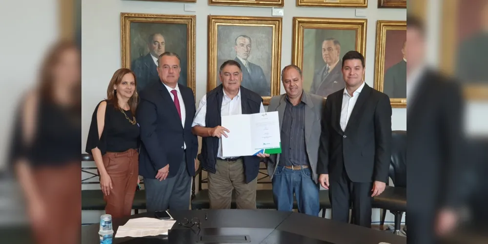 O prefeito de Piraí do Sul, José Carlos Sandrini (PHS), acompanhado do vereador Samir Jayme (DEM), participaram da assinatura do  convênio no Palácio Iguaçu