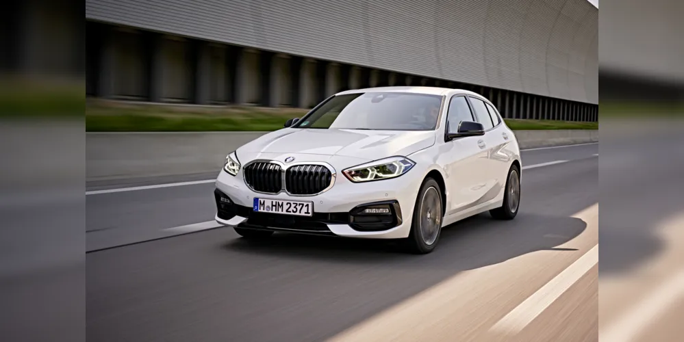 isto de lado, o novo BMW Série 1 destaca-se pela dianteira proeminente, estilo ‘focinho de tubarão’ 