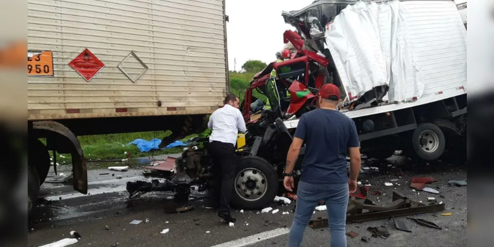 A colisão aconteceu no Contorno Leste, BR-116, em São José dos Pinhais, região metropolitana de Curitiba