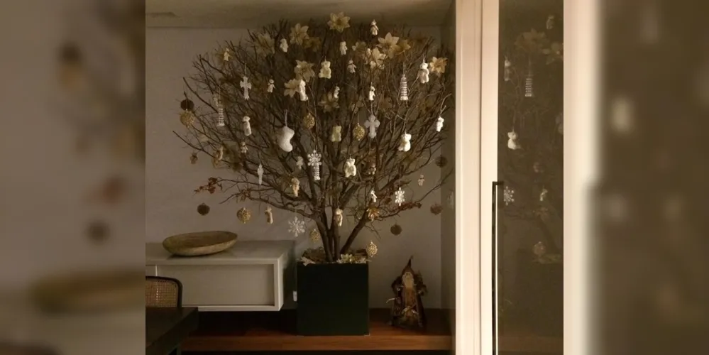 Árvore de Natal foi feita por Carol Quinan a partir de uma jaboticabeira já seca