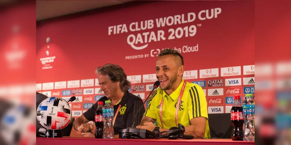Antes do reconhecimento do gramado do Khalifa International Stadium, o técnico Jorge Jesus e o lateral-direito Rafinha concederam entrevista coletiva