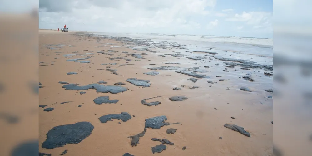 Imagem ilustrativa da imagem Manchas de óleo voltam a aparecer no litoral do Ceará