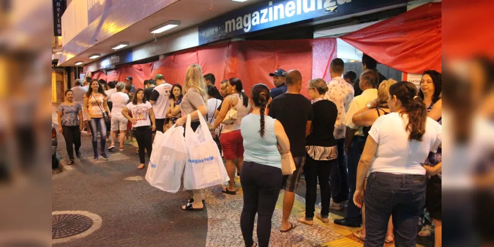 Tradicionais megaliquidações levam clientes a fazerem filas em frente às lojas