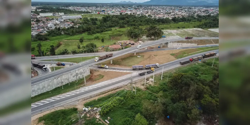 Foram concluídos viadutos na BR-277 nos dois extremos do Paraná: um em Paranaguá, em outubro, e o outro em Foz do Iguaçu, em dezembro