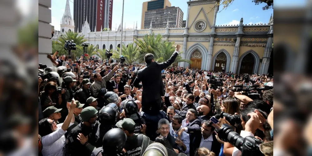 Guaidó foi reeleito para o cargo de presidente da Assembleia Nacional (AN) venezuelana pelos votos de 100 deputados de oposição, no último domingo (5)