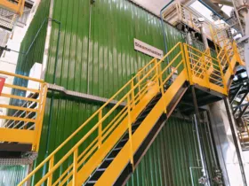 Caldeira de biomassa gera energia renovável para toda a produção da planta