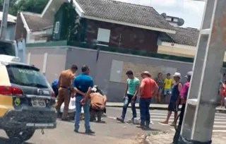 O acidente aconteceu no cruzamento da Rua Aristóteles Batista Camargo e Avenida José Viana e envolveu uma F-1000 e uma moto.