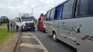 Imagem ilustrativa da imagem Acidente entre caminhão e ônibus deixa passageiro ferido