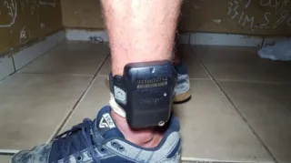 Um dos detidos usava uma tornozeleira eletrônica