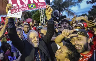 Ex-presidente foi solto da carceragem da PF em Curitiba após decisão do STF
