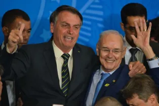 O presidente Jair Bolsonaro e o senador Arolde de Oliveira, entoam a canção da Infantaria, após solenidade de ampliação do Programa Educação Conectada nas Escolas e ato comemorativo ao Dia da Bandeira