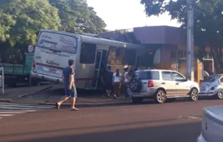 Motorista perdeu o controle da direção e ônibus invadiu rodoviária da cidade