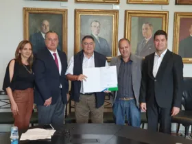 O prefeito de Piraí do Sul, José Carlos Sandrini (PHS), acompanhado do vereador Samir Jayme (DEM), participaram da assinatura do  convênio no Palácio Iguaçu