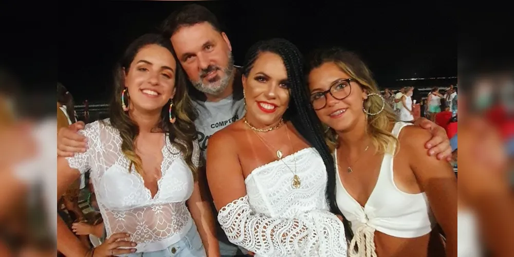 PORTRAIT – No registro especial para a coluna RC, o casal Fernando e Nadja Marques com as filhas Gabriela e Lívia Marques, num momento em família no litoral catarinense.
