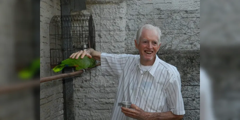 Imagem ilustrativa da imagem Ladrões roubam papagaio e deixam idoso desolado