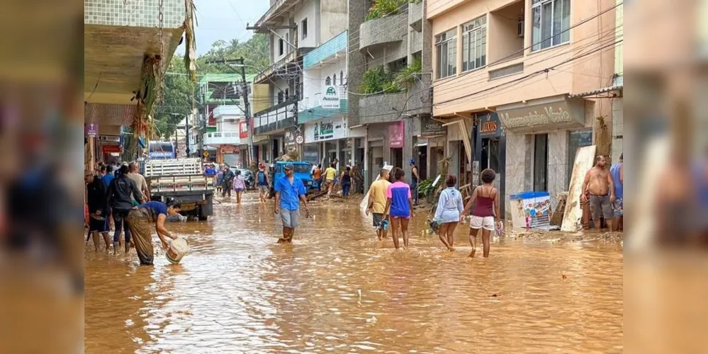 As fortes chuvas que atingem o sul do Espírito Santo desde ontem (17) deixaram cinco mortos no estado